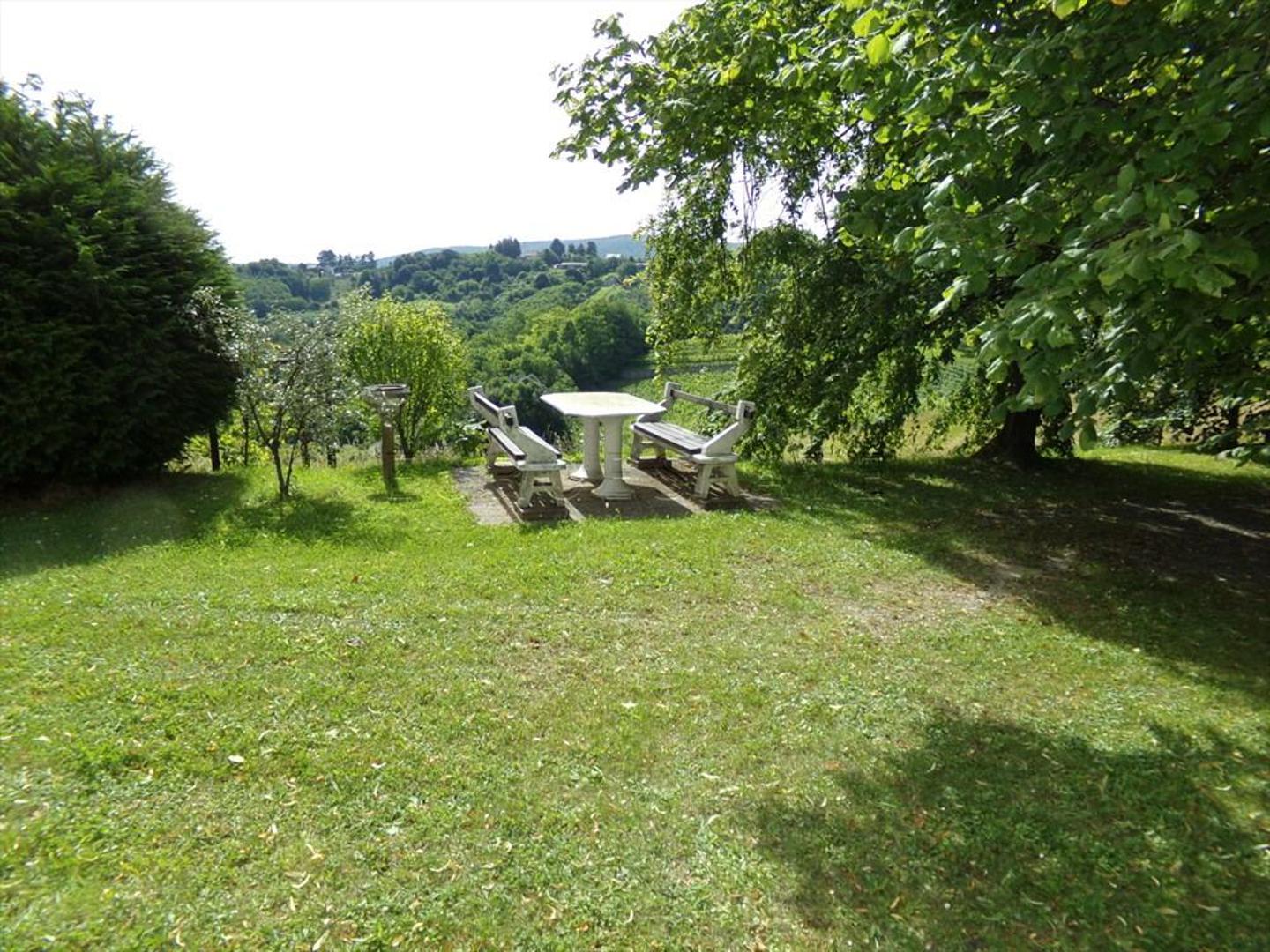 U oglasu piše kako su kuće redovito održavane ispremne su za korištenje bez većih ulaganja. U kući se nalazi autentični namještaj koji je korišten prilikom stanovanja prethodnih vlasnika. 
