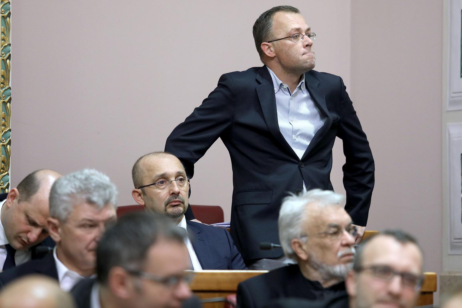 Prilikom rasprave o HAVC-u najburnije je reagirao Zlatko Hasanbegović nazvavši Hrvoja Hribara 'faraonom hrvatskog filma'.
- I nakon Tita Tito. I nakon Hribara Hribar. Možete biti zadovoljni svojom pouzdanom suradnicom i ministricom kulture iako ćete nevoljko staviti glavu na panj. Vaš dug će i dalje lebdjeti Ministarstvom kulture. Država vas je razmazila i dala vam igračku i ona vam je treba oduzeti - poručio je Hasanbegović.