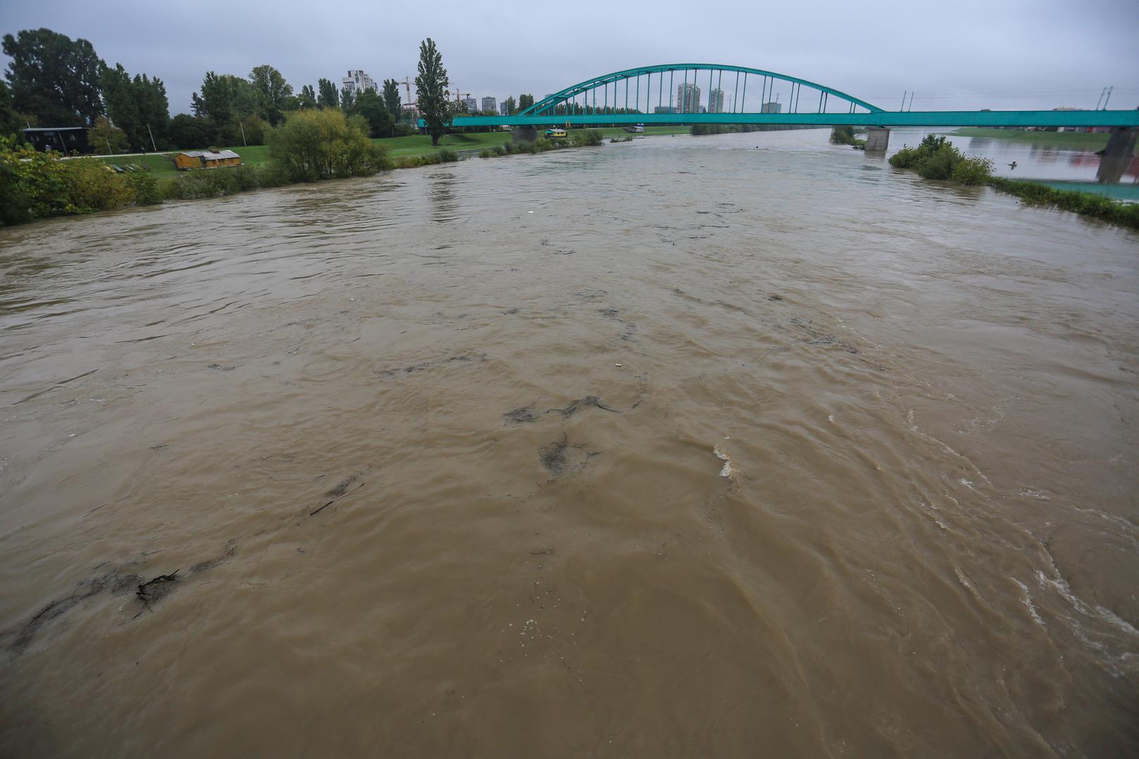 U Zagrebu će i danas biti pretežno oblačno s kišom, pljuskovima i grmljavinom, a od sredine dana postupno smirivanje i prestanak kiše.