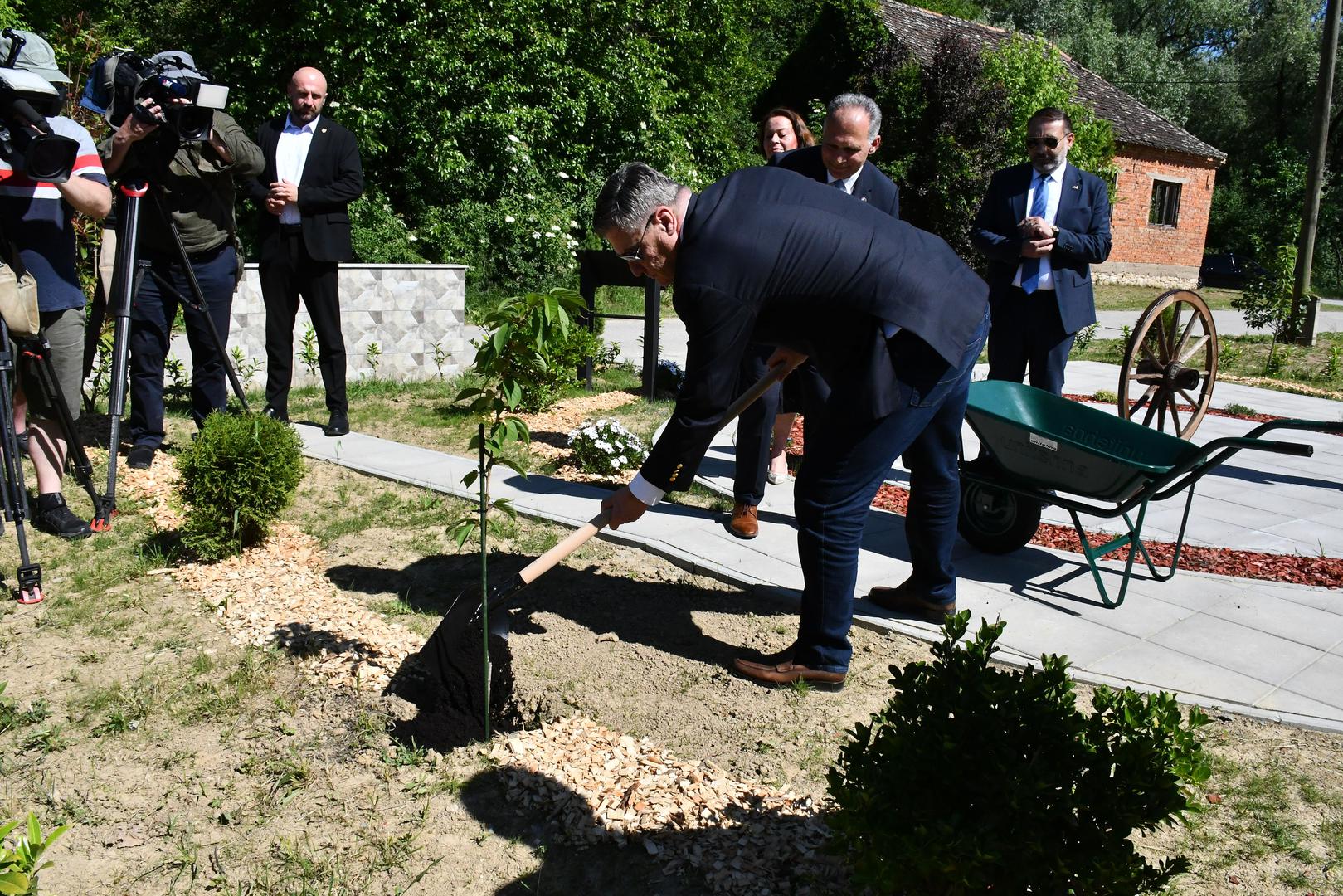 Savez Roma u Republici Hrvatskoj pokrenuo je inicijativu za stvaranje Parka mira u Uštici s ciljem da se sadnjom stabala, kao simbola života, rasta i nade nasuprot uništenju i zaboravu, stvori trajni spomenik zajedničkoj težnji prema miru i međusobnom uvažavanju svih građana Hrvatske.