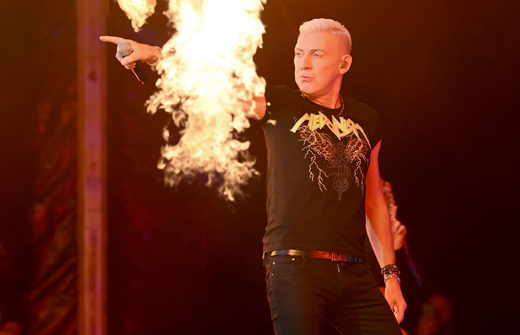 Pirotehnika, vatra i moćan laser show stvorili su vizualni kaos koji je savršeno pratio prepoznatljive hard dance ritmove.