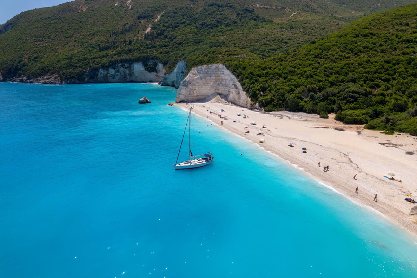 Na europskoj listi dominiraju mediteranske destinacije. Na samom vrhu našle su se grčka plaža Fteri u Kefaloniji i Cala Macarella na španjolskoj Menorci, dok je treće mjesto zauzela Cala dei Gabbiani na Sardiniji. Upravo Italija ima snažnu zastupljenost, s ukupno osam plaža na listi, većinom na Sardiniji, ali i na Siciliji.