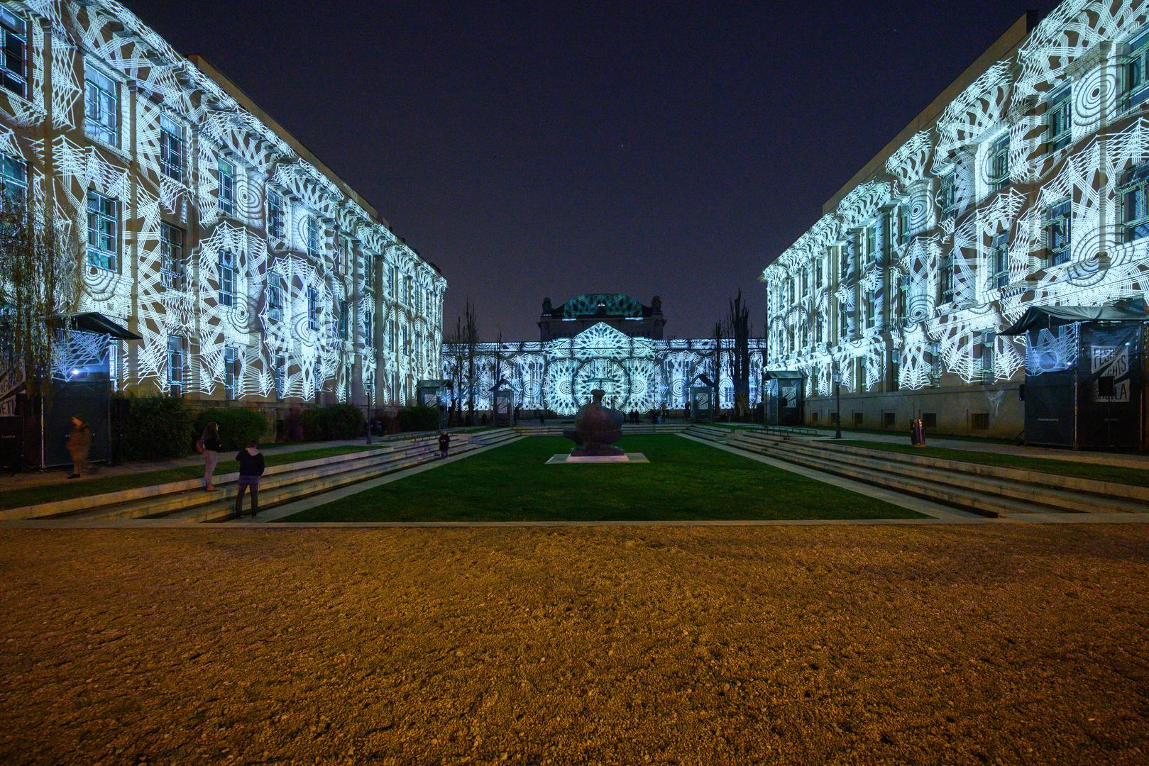 Gradonačelnik Tomislav Tomašević naglasio je kako je ovogodišnje otvorenje posebno jer se prvi put održava upravo na platou Gradec. – Ovo je prvi put da je otvorenje na platou Gradec, gdje dosad nije bilo svjetlosne instalacije. Imamo prelijep pogled na Gornji i Donji grad i vjerujem da ćemo ovdje moći još bolje uživati u svjetlosnim projekcijama – rekao je.