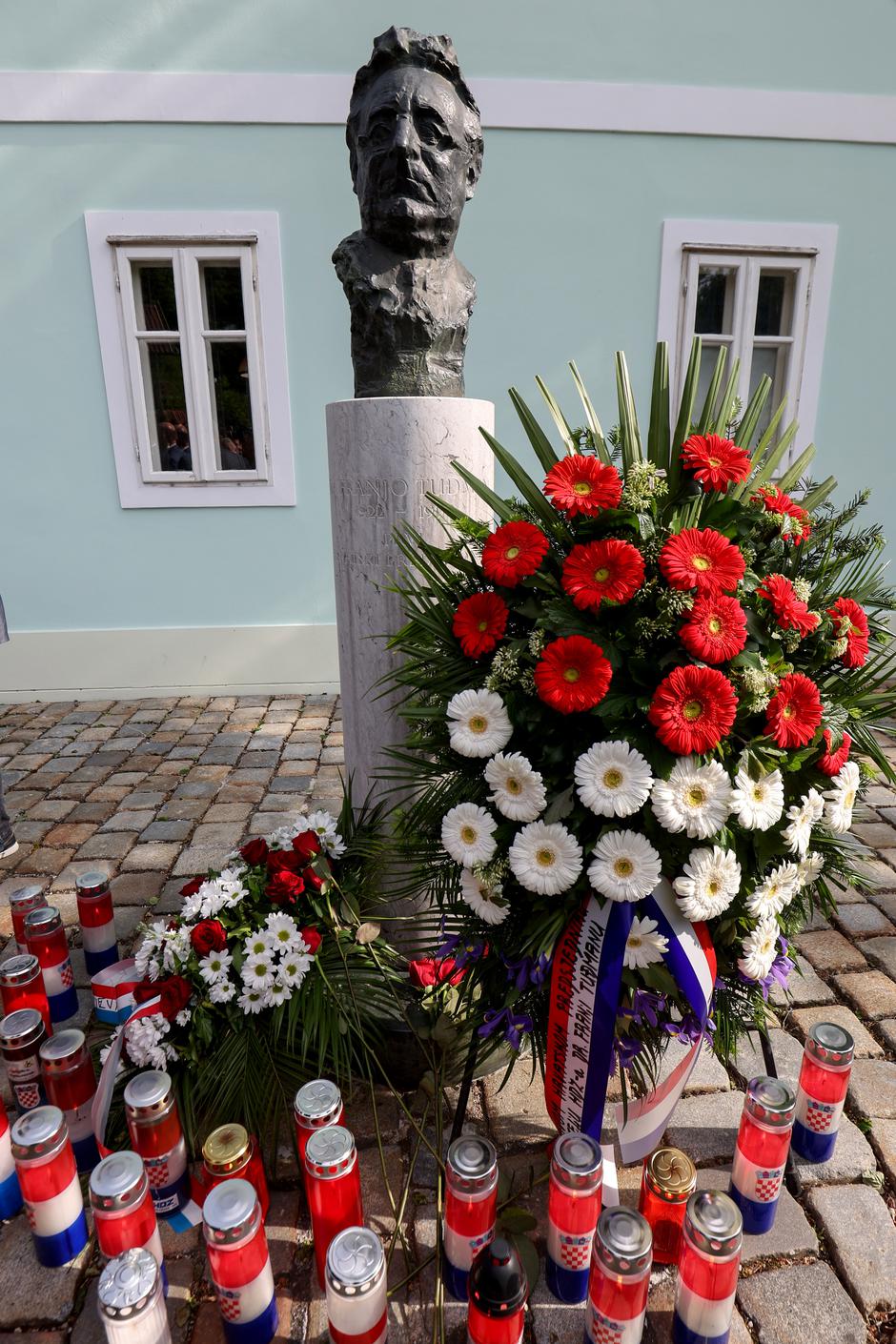 Veliko Trgovišće: Polaganje vijenaca ispred rodne kuće Franje Tuđmana povodom 100 obljetnice njegova rođenja