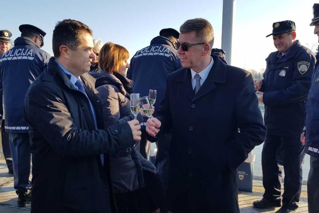 Hrvatski i slovenski policajci u rijeku bacili kapu i nazdravili