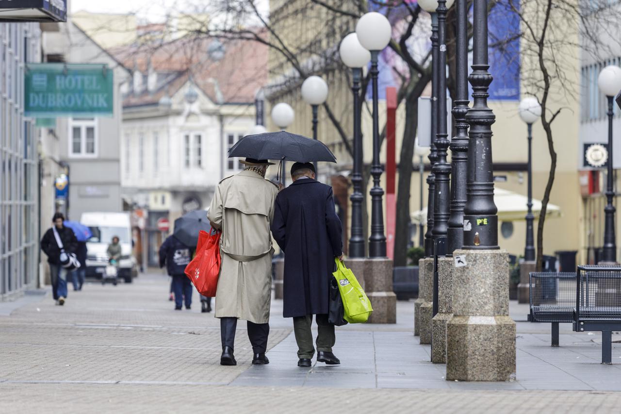 Zagreb: Kiša nije zaustavila građane da iskoriste vrijeme za šetnju centrom grada