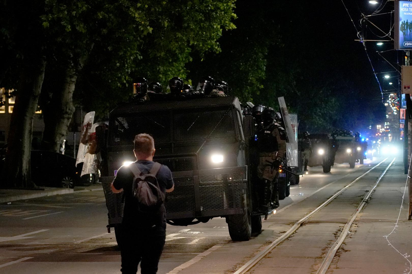 Sukob s policijom započeo je nedaleko od Pionirskog parka gdje su bile okupljene pristaše srbijanskog predsjednika Aleksandra Vučića.