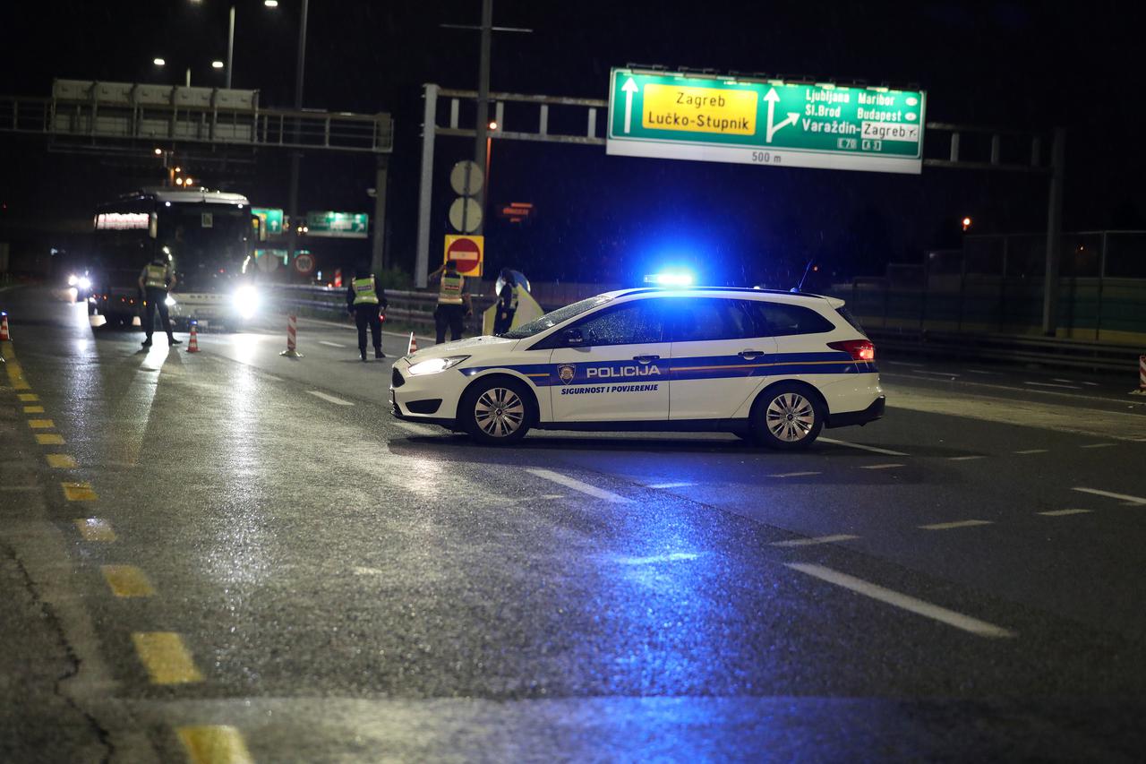 Zatvorena autocesta Zagreb - Karlovac u oba smjera, navijači se potukli s policijom