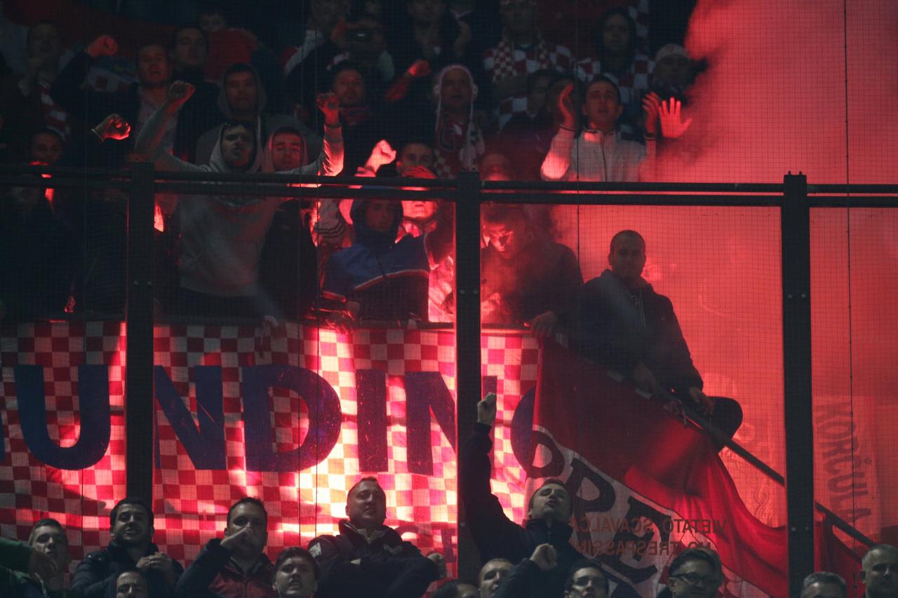 16.11.2014., Milano, stadion San Siro - Kvalifikacijska utakmica Italija - Hrvatska za odlazak na Europsko prvenstvo. Zbog bakljade i nereda hrvatskih navijaca utakmica protiv Italije nakratko prekinuta.  Photo: Marko Lukunic/PIXSELL