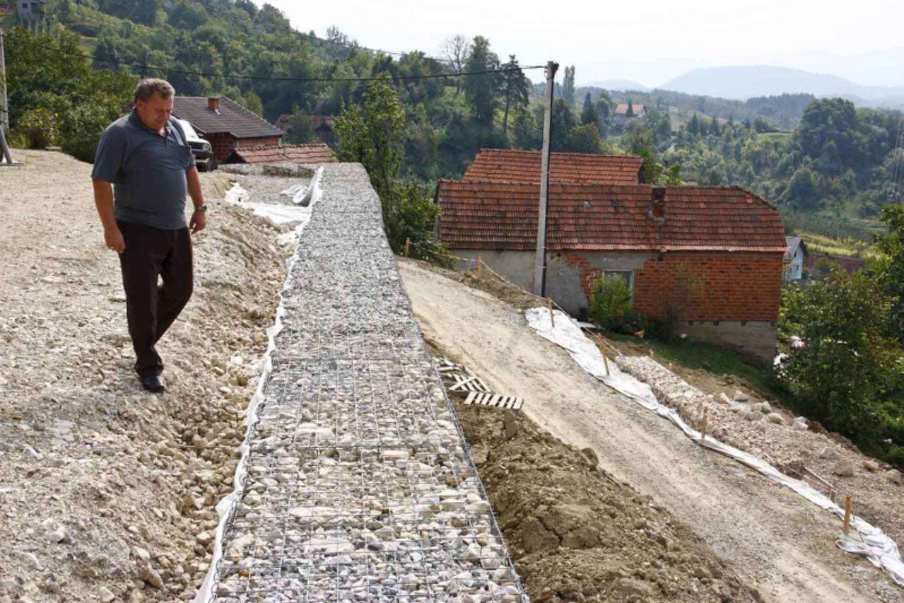 'Var \\u0096 29. 09. 2010., Bednja \\u0096 Znanstvenici su obisli i veliko sanirano kliziste u zaselku Ciglari  PHOTO:  Ljiljana Risek'