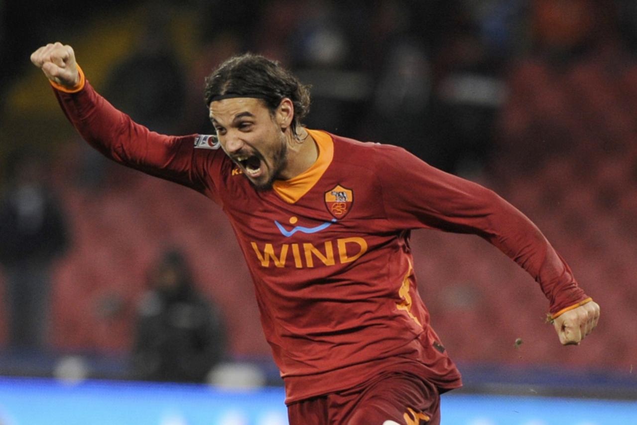 'AS Roma\'s forward Pablo Osvaldo celebrates after scoring against SSC Napoli during the Serie A Football match SSC Napoli against AS Roma in San Paolo Stadium in Naples on December 18, 2011.   AFP PH