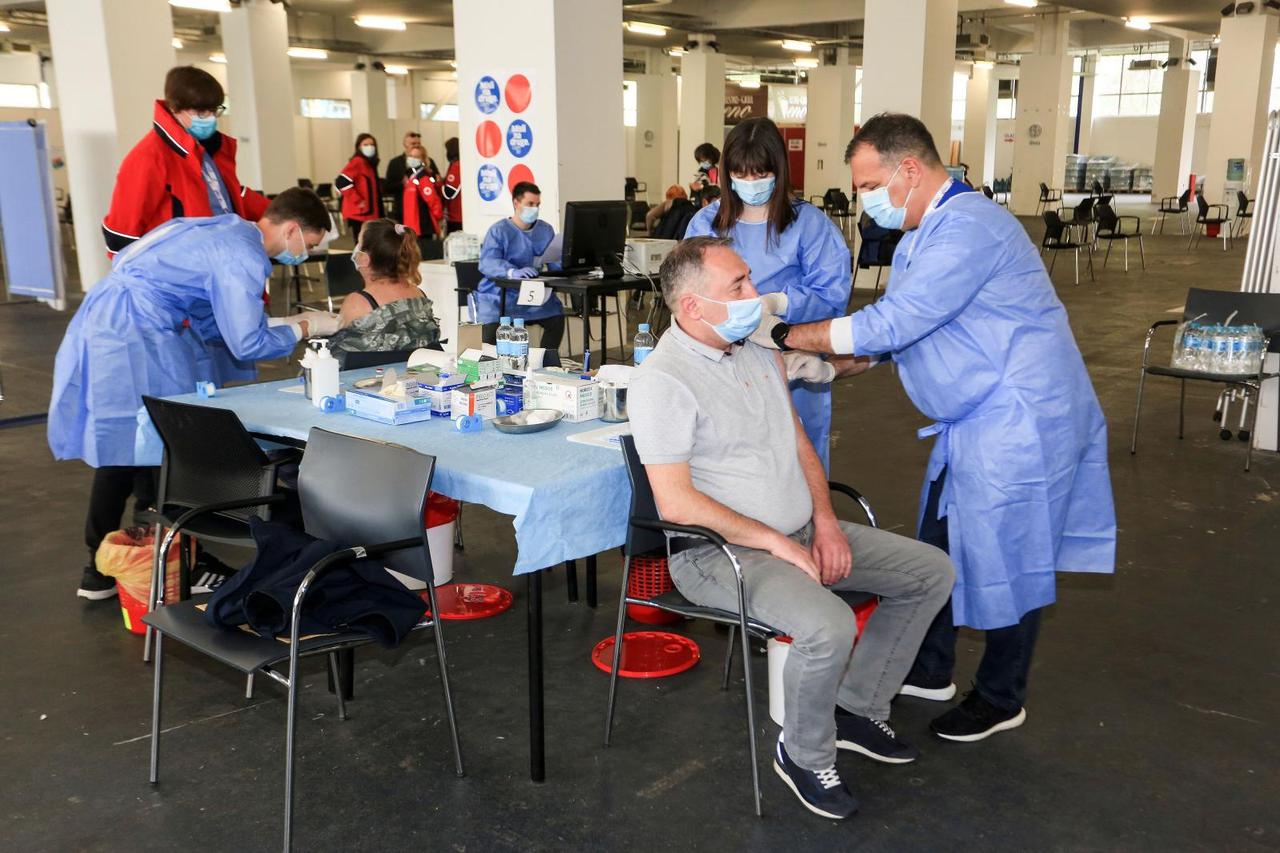 Ministar Beroš cijepio građane na Zagrebačkom velesajmu