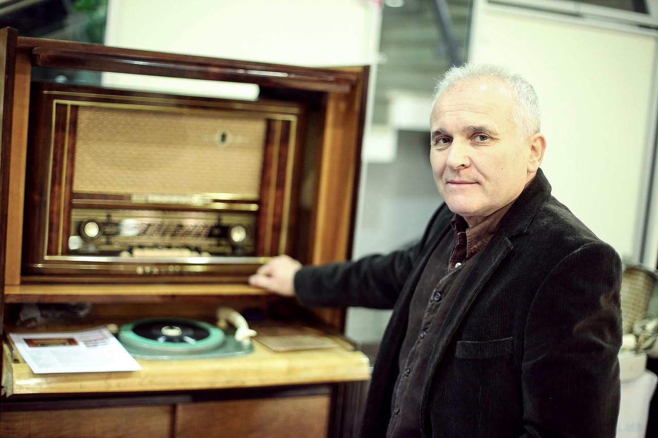 12.10.2015., Zagreb -   Dusko Cvjetojevic, autor je izlozbe starih radio uredjaja koja se nalazi u galeriji Vladimir Filakovac u Dubravi.  Photo: Petar Glebov/PIXSELL