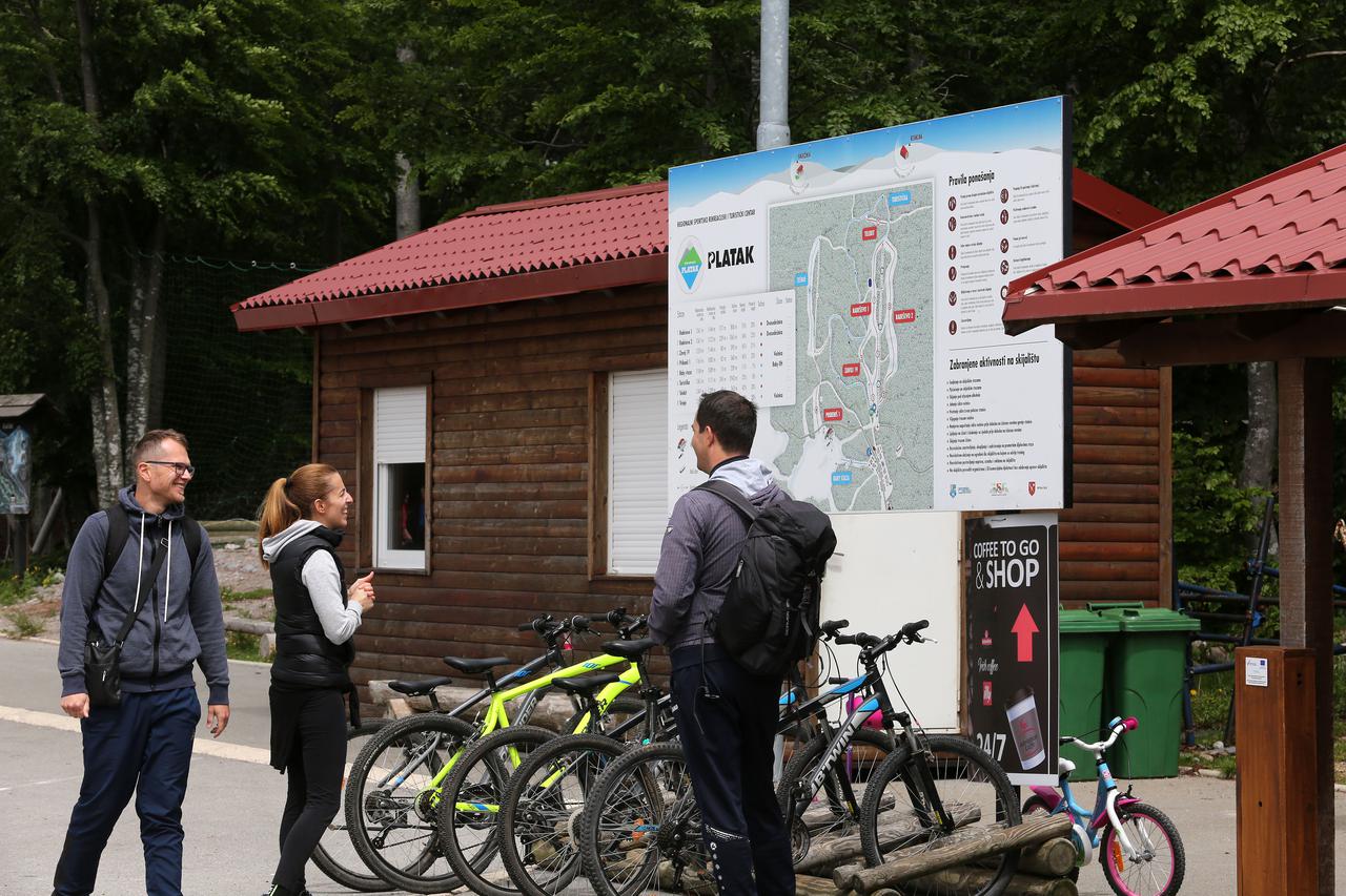 Izletnici u sportsko rekreacijskom Ski centru Platak