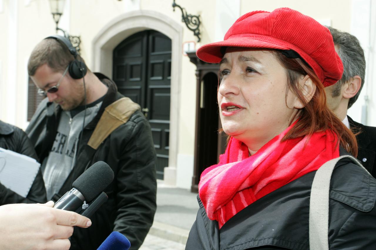 14.04.2010., Trg sv. Marka 2, Zagreb - Predstavnici udruga GONG-a (Zagreb),Transparency International Hrvatska Zagreb, Zelene Istre Pula, Udruge Grad Dubrovnik i Zelene akcije Zagreb okupili su se pred Vladom kako bi urucili Vladi Republike Hrvatske velik