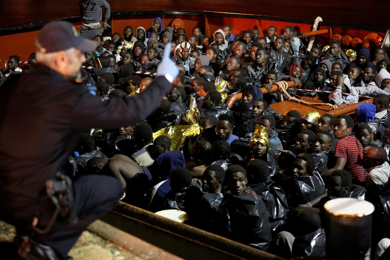 Migrants wait to disembark from a vessel in the Sicilian harbour of Augusta, Italy, December 14, 2016. REUTERS/Antonio Parrinello     TPX IMAGES OF THE DAY