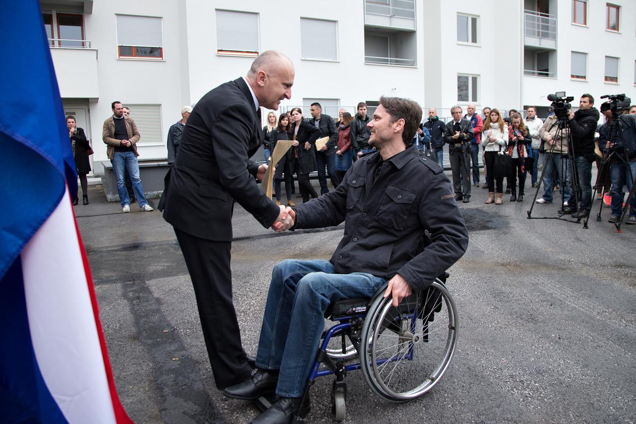 01.04.2015., Zagreb -  U Cenkoveckoj ulici u naselju Vrbani odrzana je svecanost dodjele stanova clanovima obitelji smrtno stradalih, zatocenih ili nestalih hrvatskih branitelja iz Domovinskog rata i hrvatskim ratnim vojnim invalidima iz Domovinskog rata.