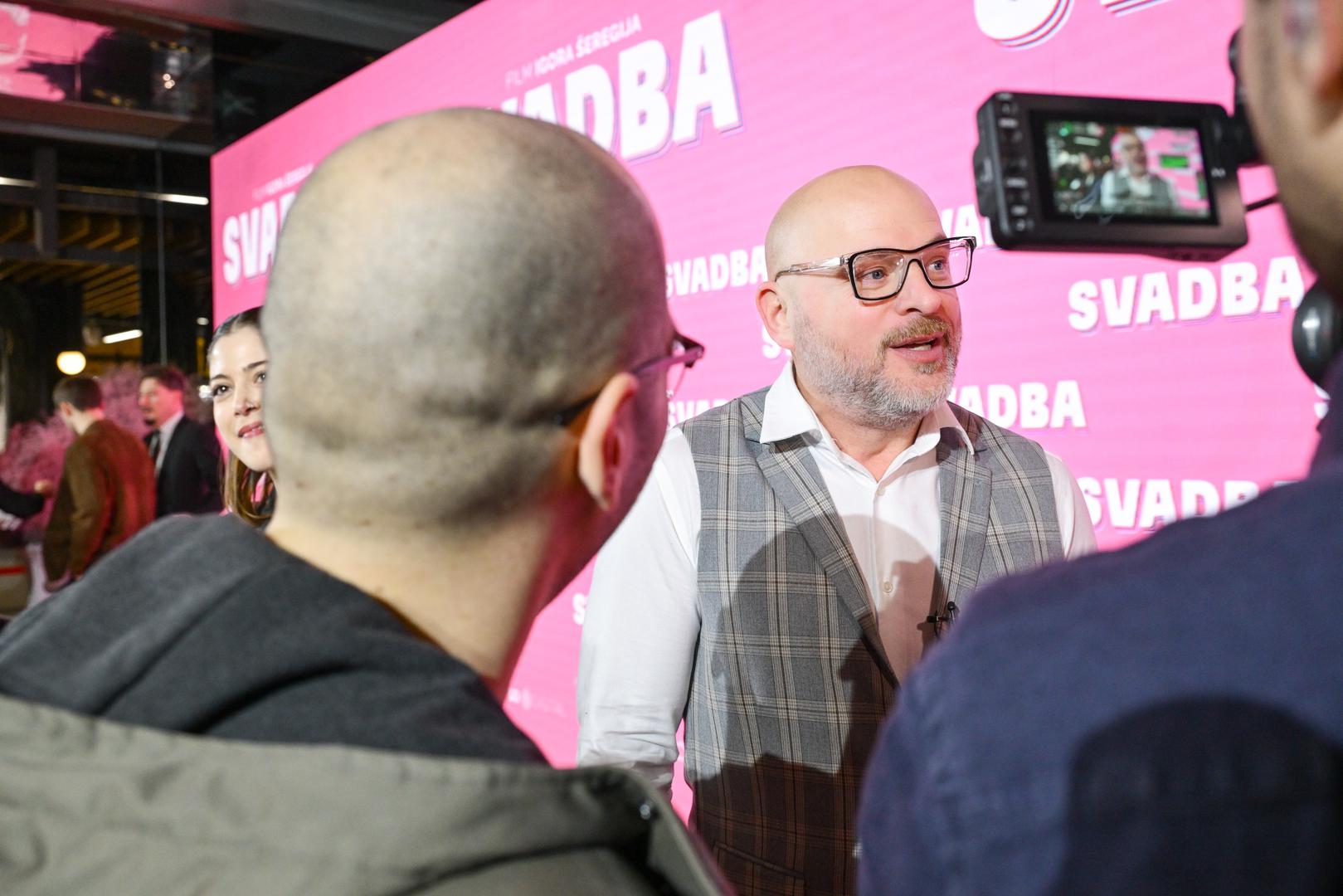 Dugometražni igrani film „Svadba“ donosi priču o uspješnom hrvatskom poduzetniku koji na svoj rođendan saznaje da je pred bankrotom, dok istovremeno otkriva da mu je kći, koja studira u Londonu, trudna sa sinom srpskog ministra, što pokreće niz obiteljskih, političkih i društvenih zapleta. U formi punokrvnog balkanskog anti-rom-coma, film kroz humor, satiru i emociju progovara o obitelji, identitetu, lojalnosti i ljubavi