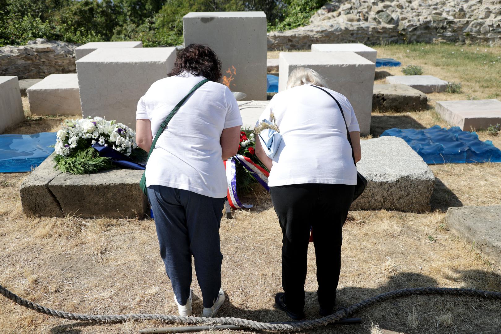 Članovi kluba zapalili su svijeće i položili cvijeće u spomen na poginule, nestale i preminule hrvatske branitelje.