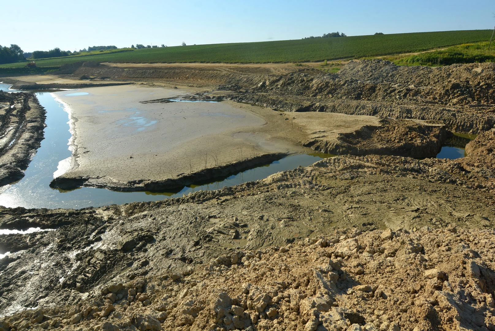 Dugotrajna suša dovela je do isušivanja jezera kod Garešnice.
