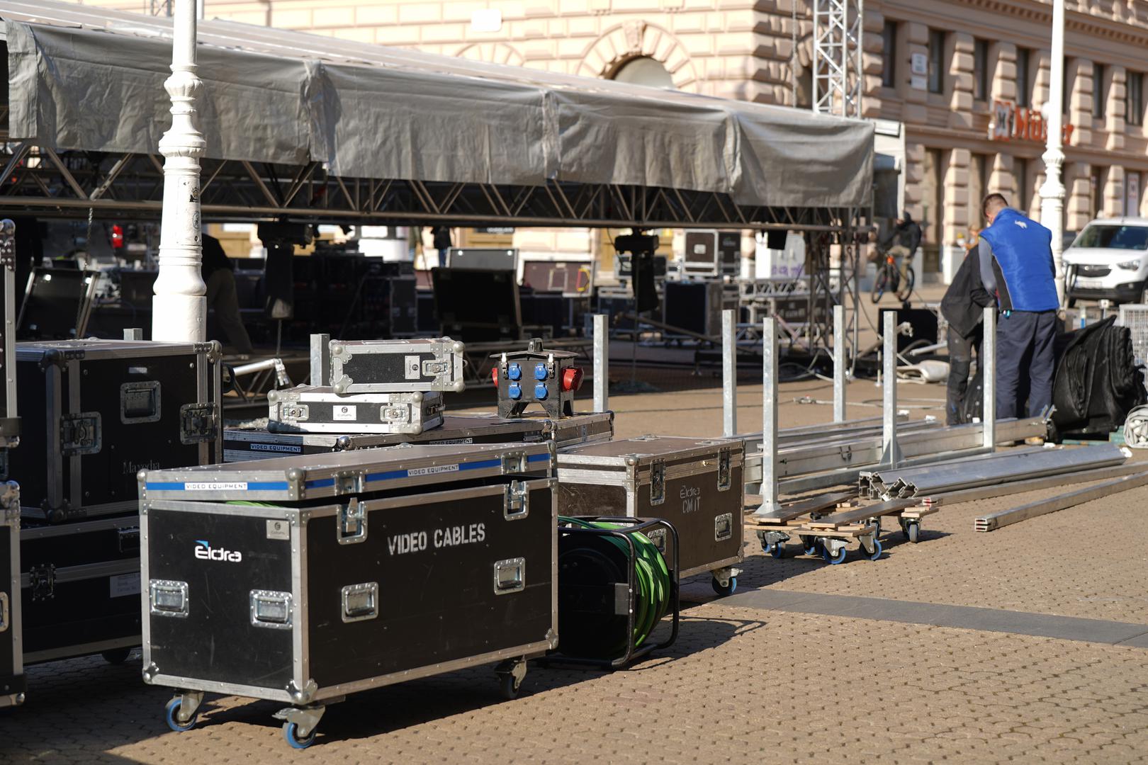 Na pozornici, koji danas radnici vrijedno postavljaju, redat će se hrvatske zvijezde. 
