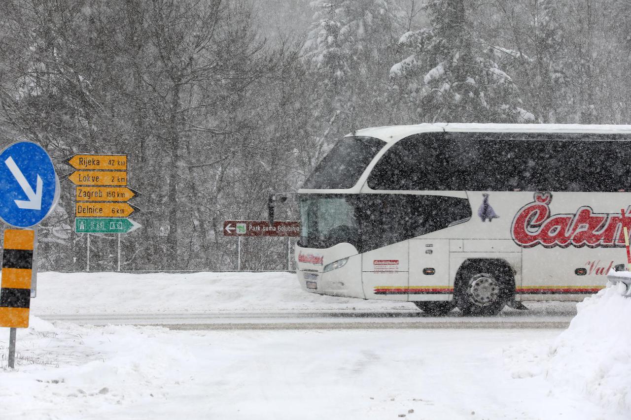 Gust snijeg i dalje pada na području Gorskog kotara