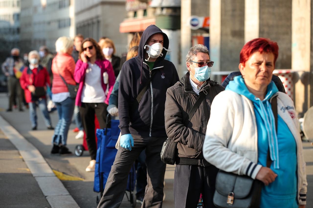 Otvorena je ribarnica na Dolcu, red se proteže do Trga bana Jelačića