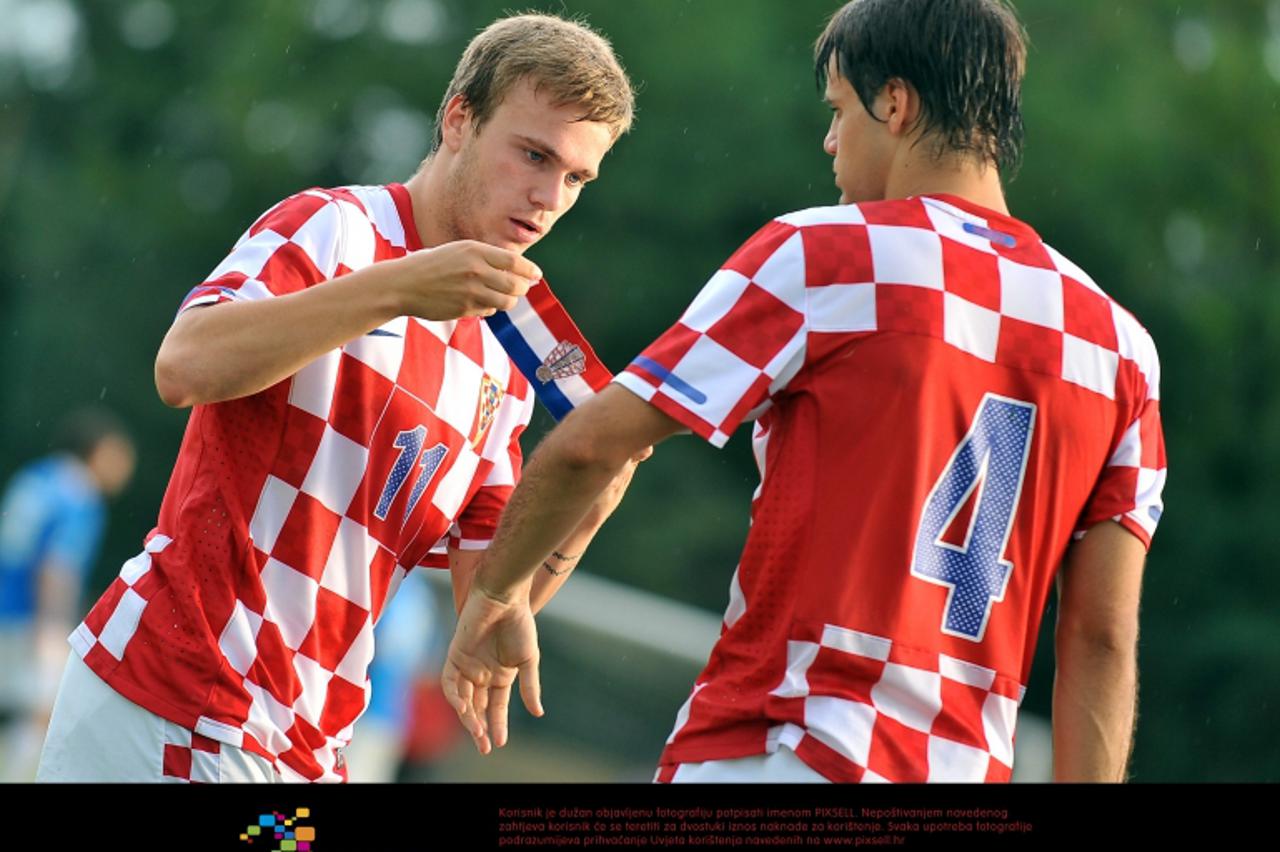 \'19.07.2011., stadion Sloga, Cakovec - Prijateljska utakmica, NK Sloga Cakovec - hrvatska reprezentacija U-20. Mario Ticinovic stavlja kapetansku vrpcu Franku Andrijasevicu.   Photo: Marko Jurinec/PI