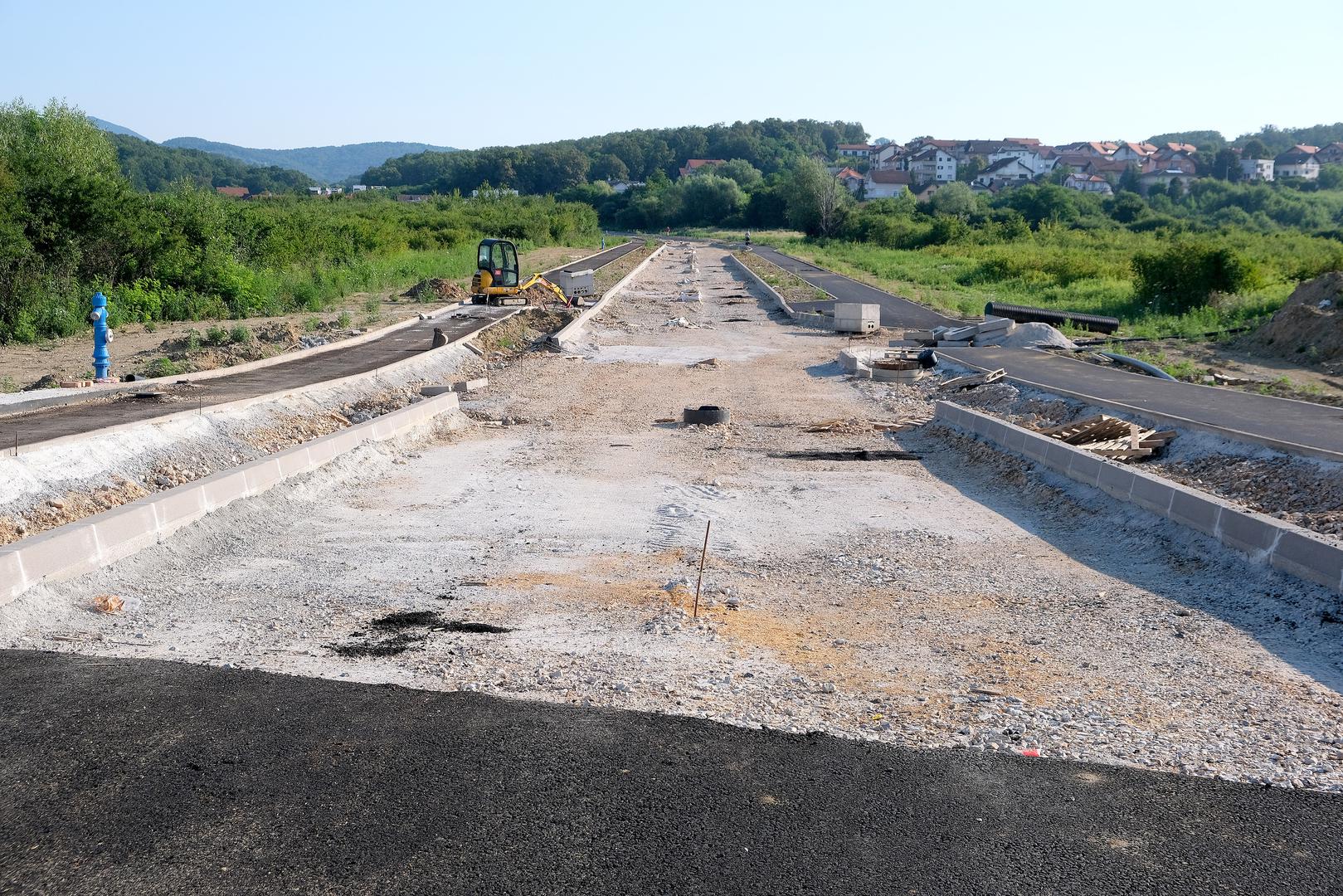 Do puštanja prometnice u funkciju potrebno je obaviti još niz radova. Treba postaviti javnu rasvjetu i prometnu signalizaciju, dovršiti ogradu na mostu, položiti završni sloj asfalta, urediti zelene površine te završiti brojne druge zahvate. Sudeći prema trenutačnom stanju na terenu, završetak radova mogao bi kasniti još mjesecima.