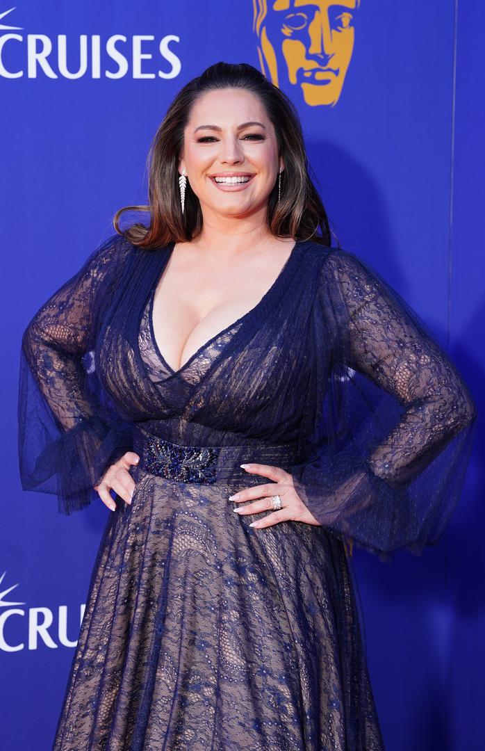 "Zidovi u Marriottu su jako tanki, a mi smo smješteni točno između Vogue Williams i Jeremyjeve sestre. Morat ćemo biti iznimno tihi, pa ću im radije podijeliti čepiće. U deset godina nikada nismo bili razdvojeni duže od jednog dana i ovo mi je palo jako teško. Više ne želim provoditi toliko vremena bez njega", zaključila je.