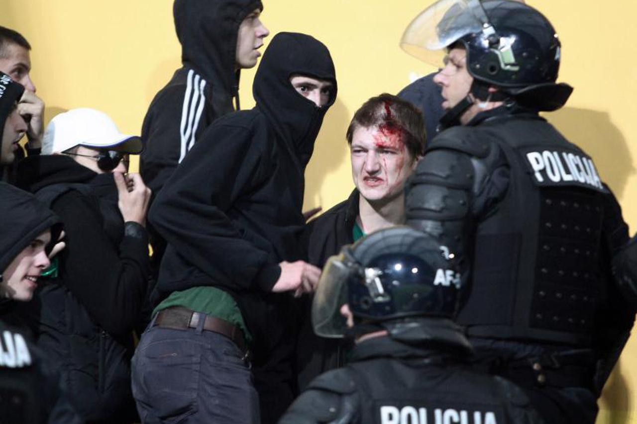 Olimpija Maribor neredi navijača (1)