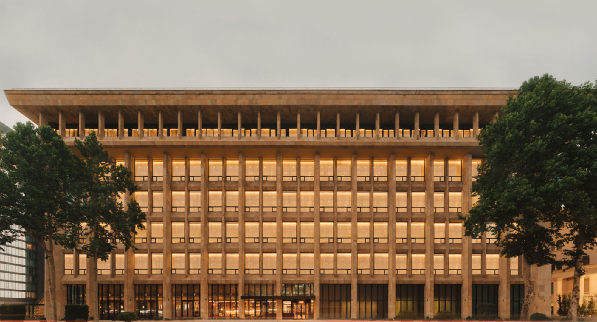 The Telegraph Hotel nalazi se u glavnom gradu Gruzije, Tbilisiju, u zgradi povijesnog značaja. Hotel spaja nasljeđe stare gradske arhitekture s modernim dizajnom i luksuzom. Posebnost mu je jedinstven spoj povijesti, kulture i suvremenog urbanog stila.