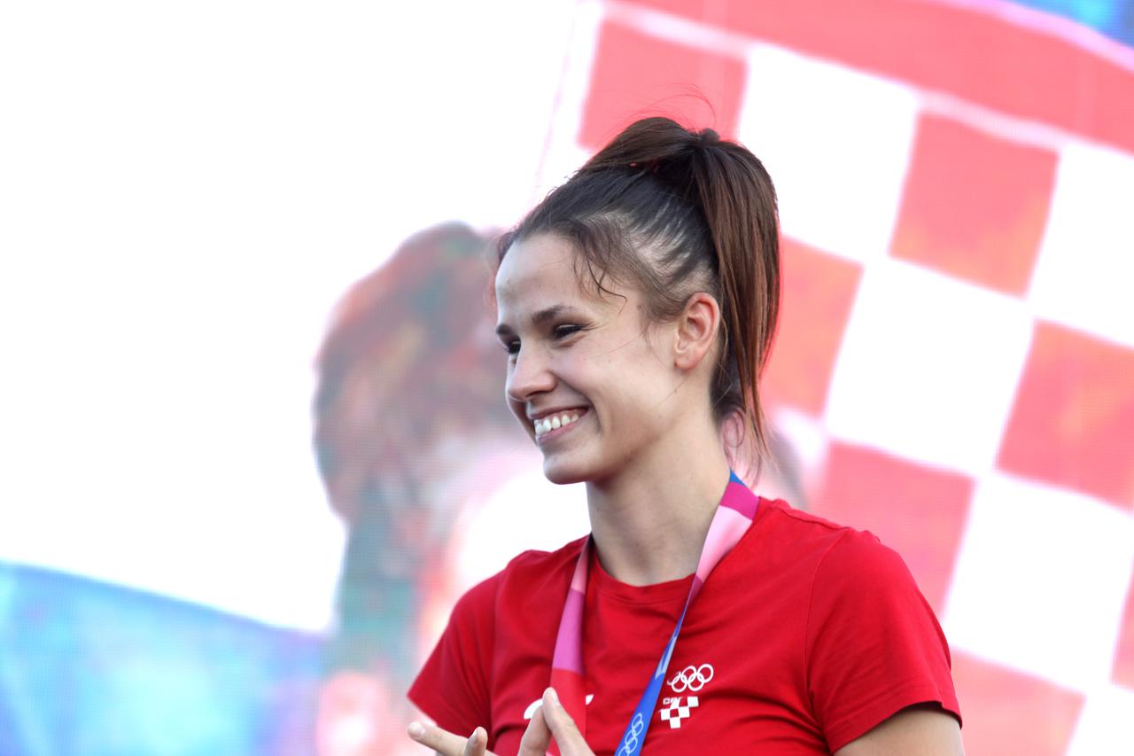 Zlatna olimpijka Matea Jelić svečano dočekana u svom Kninu