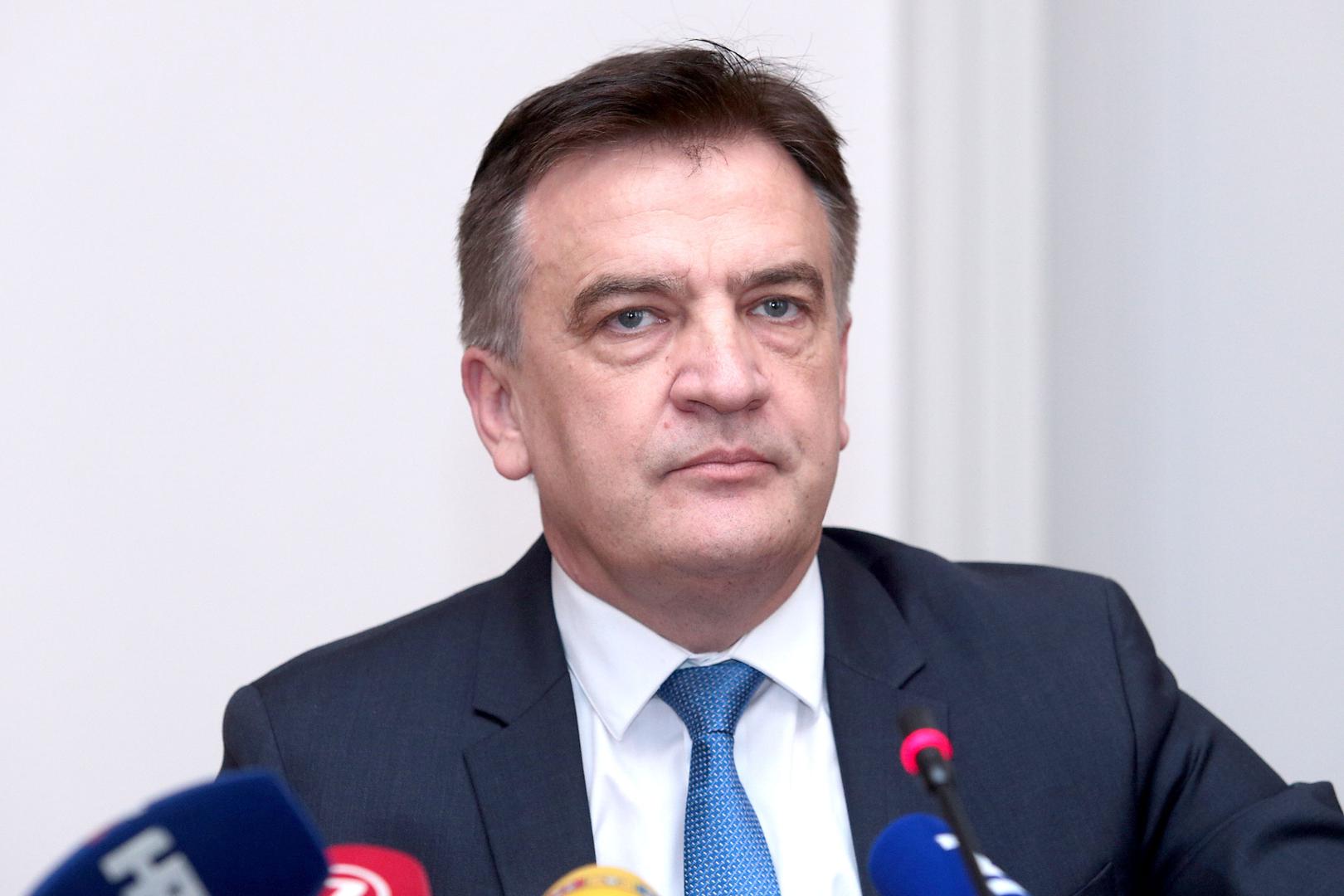 83,3 tisuća kuna ekstra zarade 2012., u 2019. prijavio štednju od plaće i honorara od još 14.000 eura, plaća 19.201 kuna, imovina vlasnik stana u Drnišu od 88 kvadrata te stana u Zagrebu od 119,6 kvadrata, ima ušteđeno 725.000 kuna i BMW 320 d