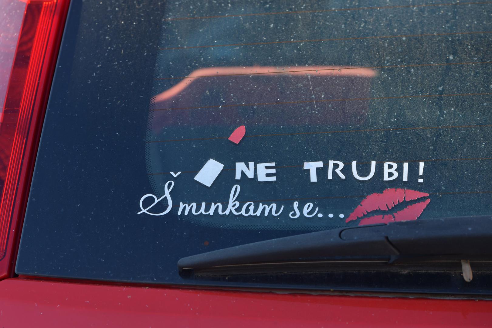 Naljepnice s duhovitim natpisima često privlače pažnju drugih vozača i prolaznika te unose dašak vedrine u prometnu svakodnevicu.