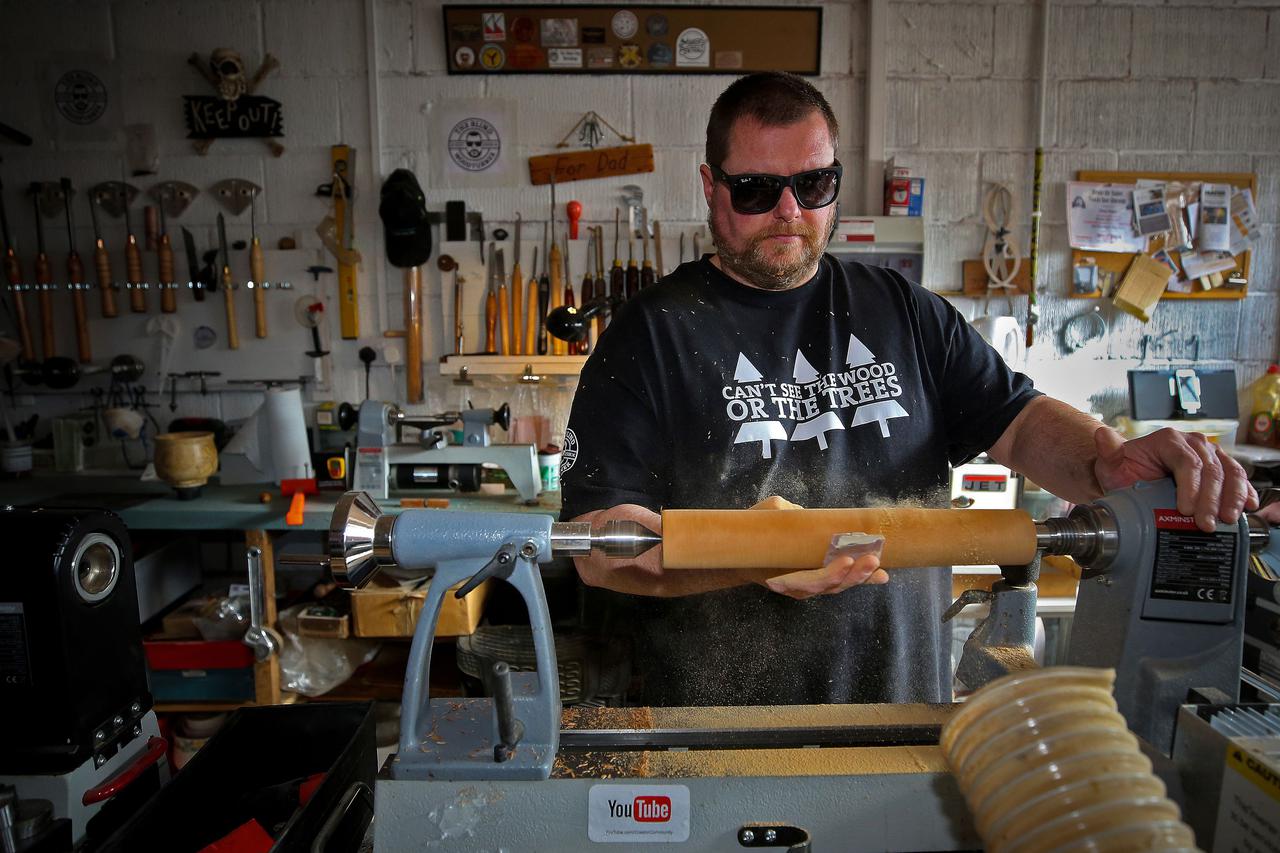 Slijepi drvodjelac Chris Fisher postao YouTube zvijezda