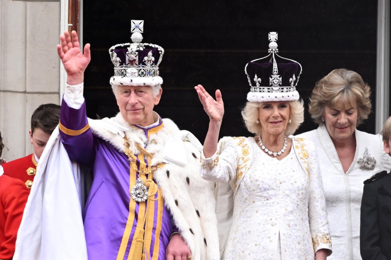 Kralj Charles III I kraljica  Camilla s balkona pala?e pozdravili okupljene