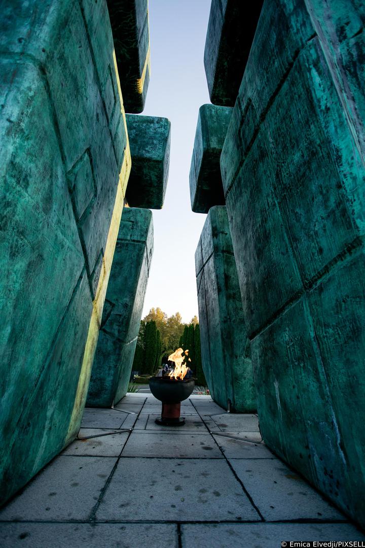 28.10.2021., Vukovar -  Memorijalno groblje zrtava iz Domovinskog rata u Vukovaru.Na mjestu masovne grobnice na groblju je ekshumirano 938 tijela i na tomu je mjestu postavljen isti broj bijelih mramornih krizeva koji predstavljaju broj zrtava. U sredisnjem dijelu groblja 5. kolovoza 2000. godine postavljen je spomenik ciji je autor Djurdja Ostoja. Spomenik je izradjen od patinirane bronce, visok je cetiri metra, a u sredini je zracni kriz i vjecni plamen. Najmladja zrtva Domovinskog rata imala je svega sest mjeseci, a najstarija 104 godine.