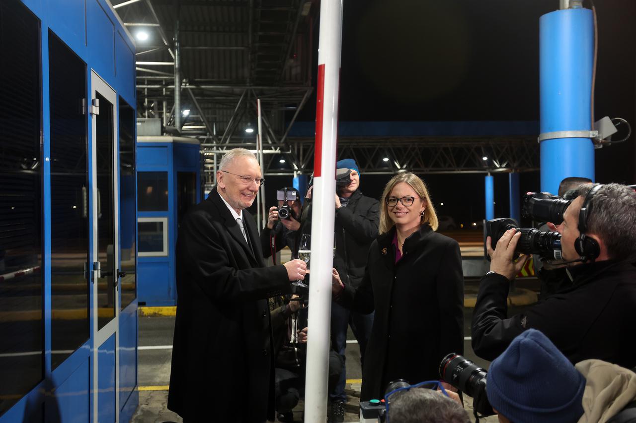 Podizanjem rampe i skidanjem table proslavljen ulazak Hrvatske u schengenski prostor na graničnom prijelazu Bregana  