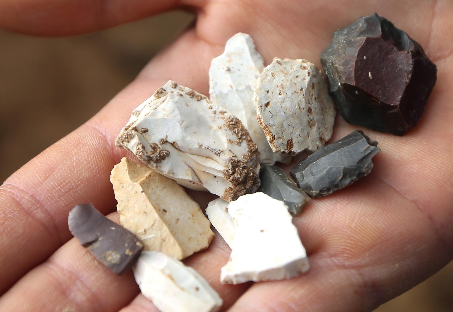 Muzej Grada Šibenika proveo je istraživanja u selu Konjevrate. Pokazalo se da se na mjestu današnjeg groblja živjelo i prije 15.000 do 10.000 godina, odnosno u vrijeme kasnog paleolitika, na kraju ledenog doba. 

