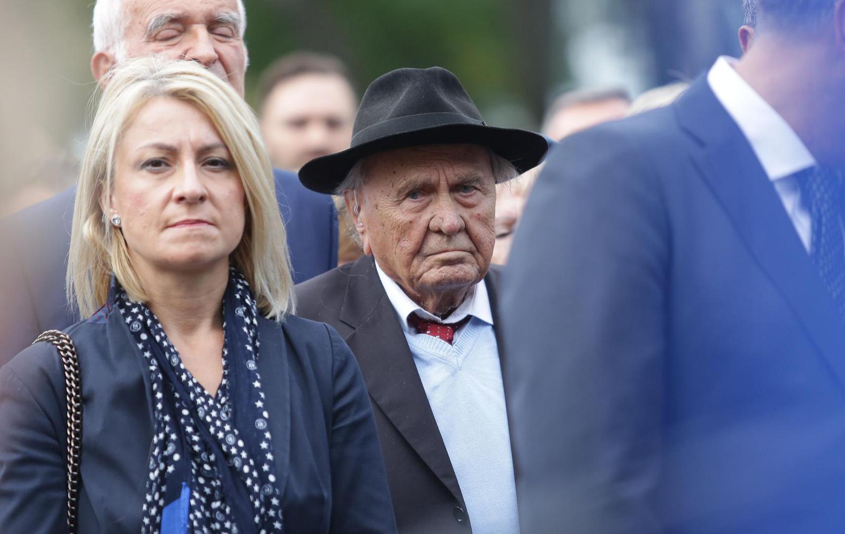 Kao 18-godišnjak ušao je u Savez komunističke omladine Jugoslavije, a 1939. godine primljen je u Komunističku partiju Jugoslavije. 