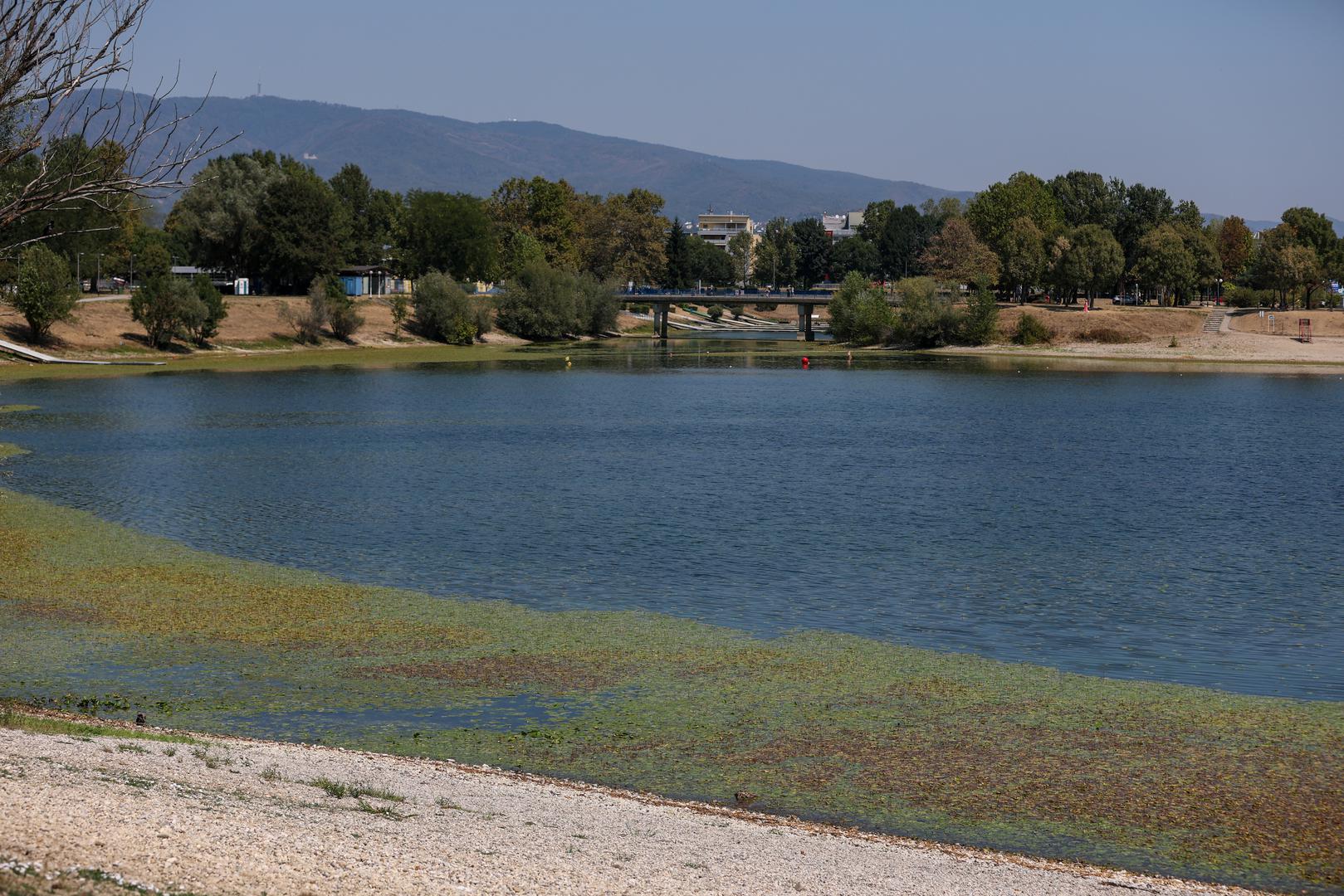 Osim temperature i vodostaja, tijekom monitoringa praćeni su i drugi pokazatelji stanja jezera, među kojima su prozirnost i kvaliteta vode, tlak te zasićenost kisikom. Rezultati tako daju širu sliku utjecaja dugotrajnog razdoblja visokih temperatura na Jarun i njegov vodeni ekosustav.