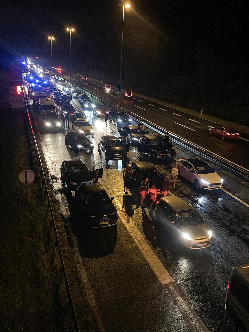 21.05.2022., Zagreb -Ekskluzivne fotografije tucnjave izmedju Torcide i policije.  U subotu u 21.35 sati na autocesti A1 kod odmorista Desinec navijaci Hajduka napali su policajce koji su ih organizirano pratili s utakmice u Zagrebu. Odbijajuci napad policija je uzvratila vatrenim oruzjem kojim su ranjena dvojica napadaca, a u napadu je ozlijedjeno desetak policajaca. Photo: Pixsell/PIXSELL