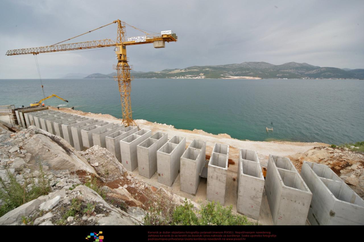 '26.05.2009.,Brijesta, poluotok Peljesac - Mjesto na kojem bi se Peljeski most trebao spojiti s kopnom. Premijer Ivo Sanader u obilasku gradilista buduceg mosta. Sve u svrhu predizborne kampanje.Tekuc