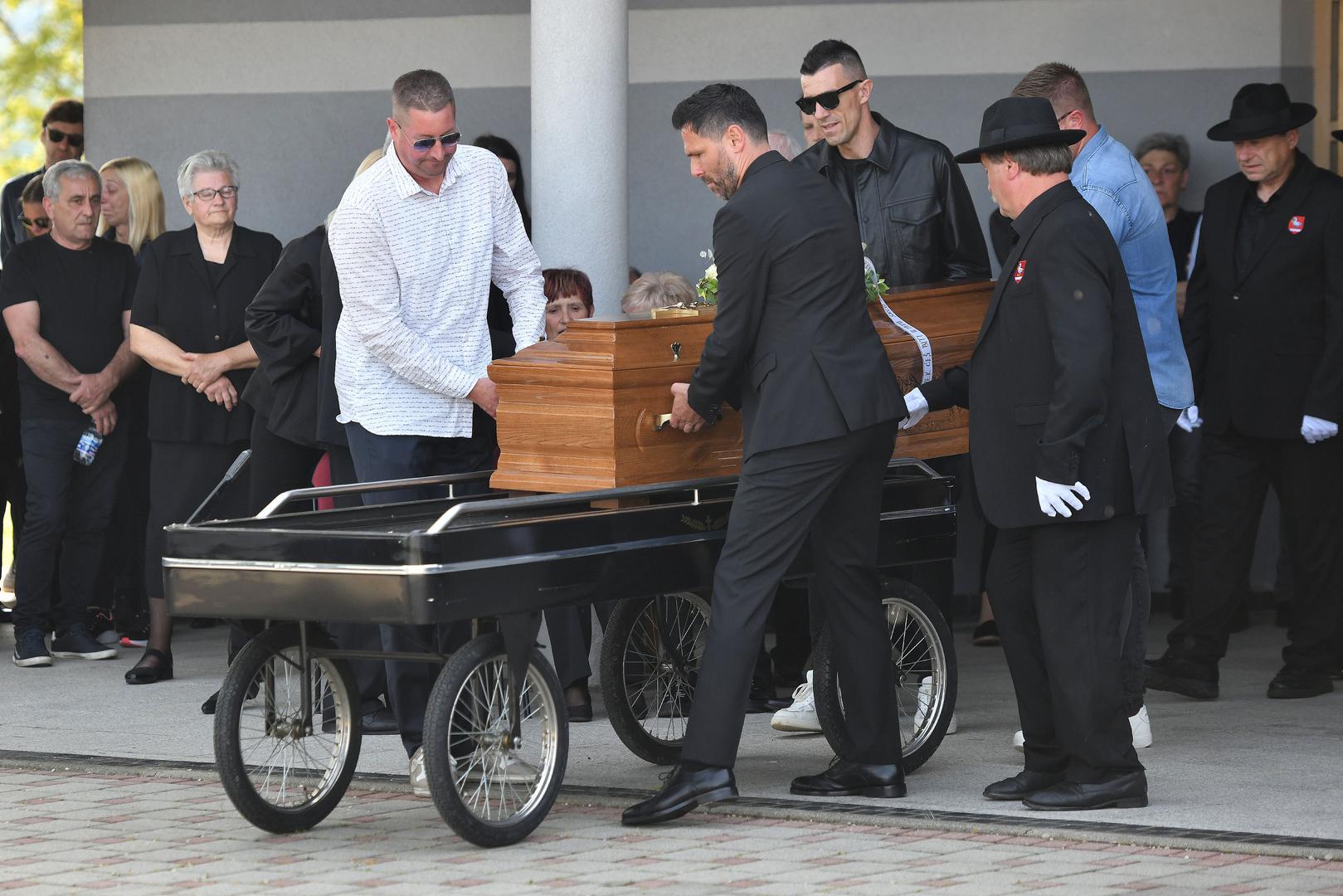 Bivši hrvatski nogometni reprezentativac Nikola Pokrivač poginuo je na današnji dan 2025. godine, a pokopan je na mjesnom groblju u Svetom Martinu na Muri. Od njega su se oprostili njegovi najmiliji, ali i brojni poznati te hrvatski nogometni vrh.