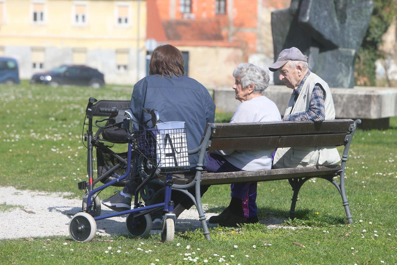 Karlovac: Umirovljenici uživali na suncu