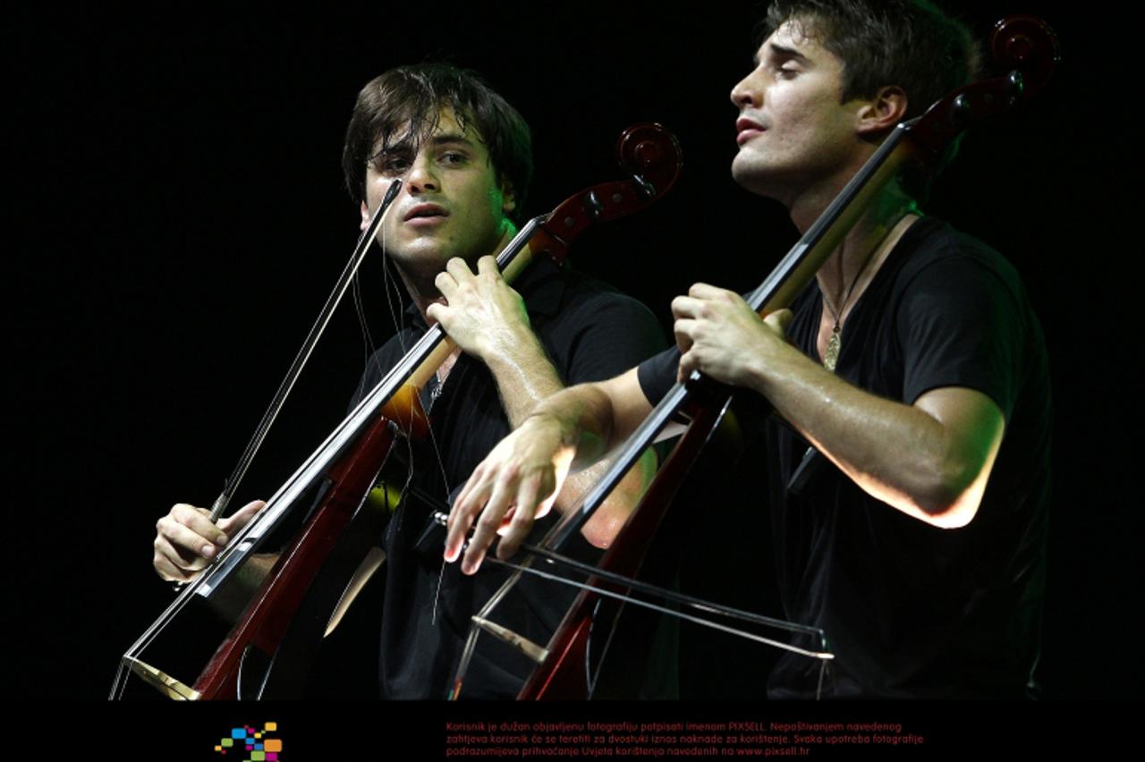 '12.06.2012., Zagreb, - U zagrebackoj Areni 2Cellos uz pratnju Zagrebacke filharmonije odrzali  koncert. Photo: Anto Magzan/PIXSEL'