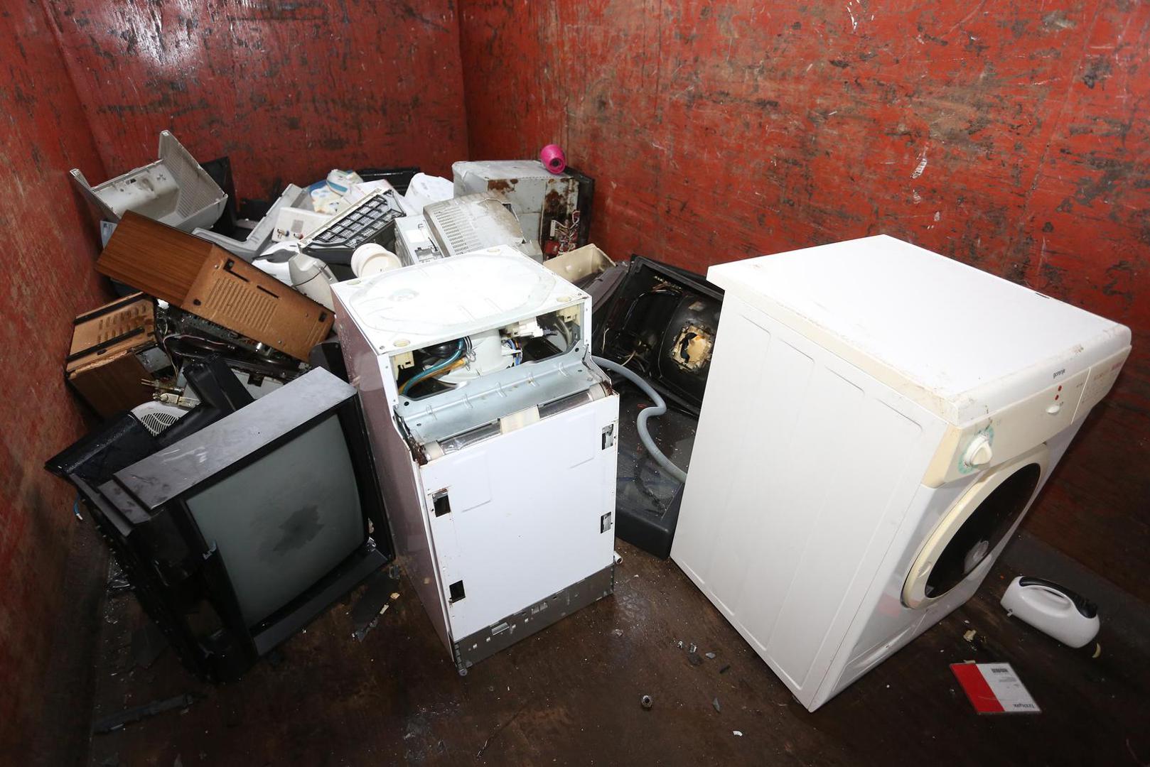 06.02.2017., Karlovac - Elektricni i elektronicki otpad gradjani mogu ostaviti u sabirnim centrima. Stara racunala, kucanski aparati, kablovi i ostala elektronika je opasan EE otpad koji se posebno odvaja i reciklira."nPhoto: Kristina Stedul Fabac/PIXSELL 