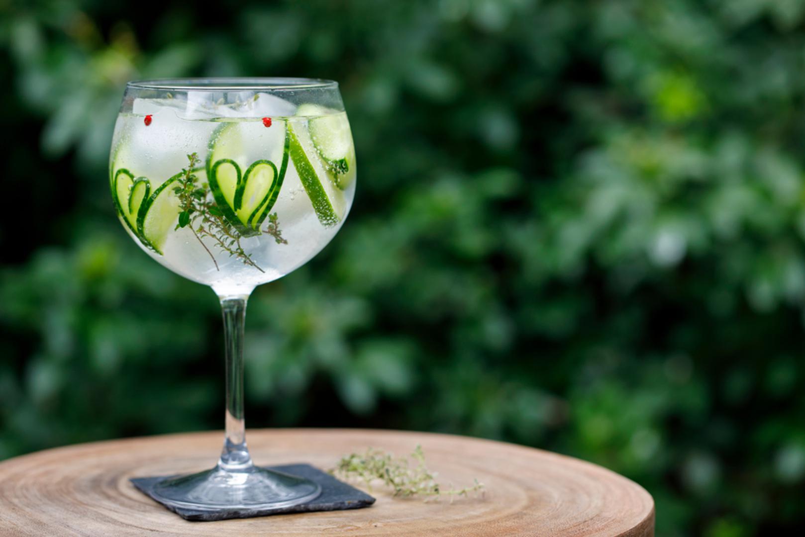 Gin tonic s krastavcem moderna je varijacija na poznati klasik. Krastavac dodaje svježinu i biljni ton koji odlično nadopunjuje gorčinu tonika i aromu gina. Ovaj koktel je jednostavan, elegantan i lako prilagodljiv različitim okusima.