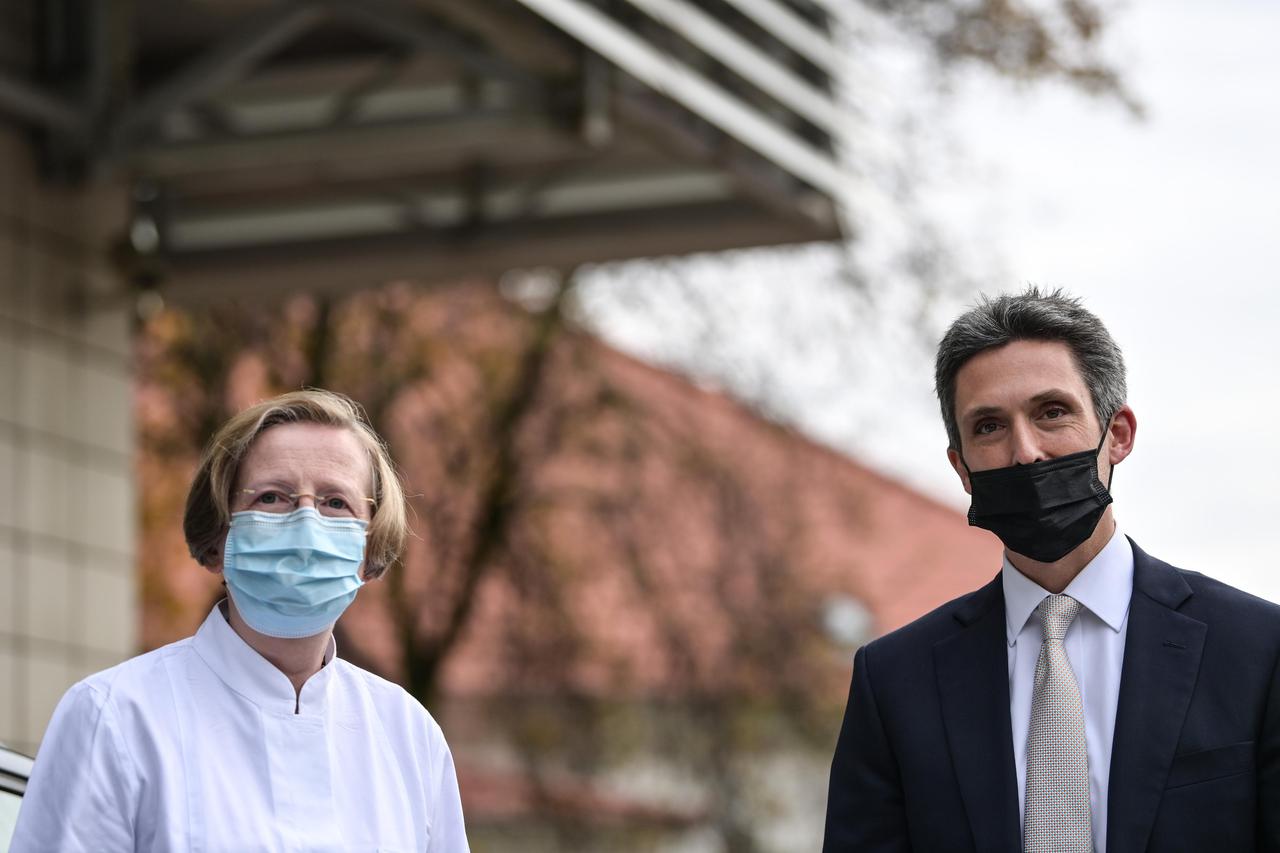 Zagreb: Veleposlanstvo SAD-u laboratoriju klinike Fran Mihaljević uručilo uređaj vrijedan milijun kuna